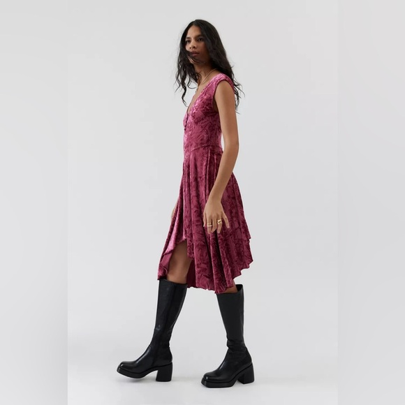 URBAN OUTFITTERS Corina Pastel Blue Velvet Midi Dress - Picture 2 of 9